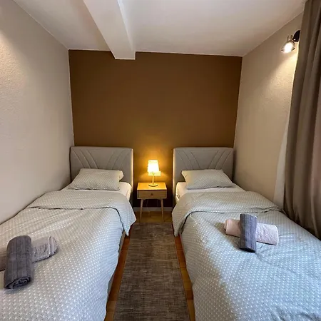 16th Street アパート モスタル